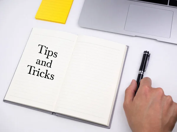 Tipps Und Tricks Notizbuch Mit Der Hand Auf Dem Schreibtisch — Stockfoto