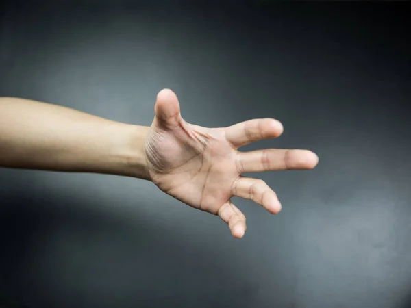 Hand Fånga Mot Svart Bakgrund — Stockfoto