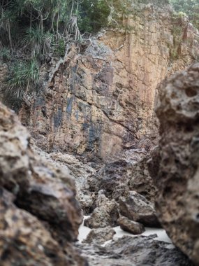 Rock dağ yakın çekim sahilde