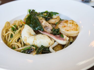 Spagetti Kee Mao, fesleğen ve soğuk spagetti ile kurutulmuş