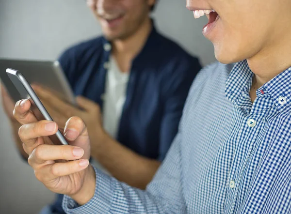 Dos Hombres Usando Teléfono Tableta Parecen Felices —  Fotos de Stock