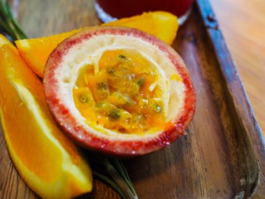 Passion fruit ve ahşap plaka Portakal dilim