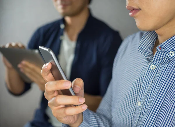 Los Hombres Usando Teléfono Tableta Cerca —  Fotos de Stock