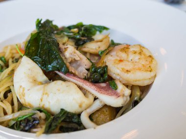 Spagetti Kee Mao, fesleğen ve soğuk spagetti ile kurutulmuş