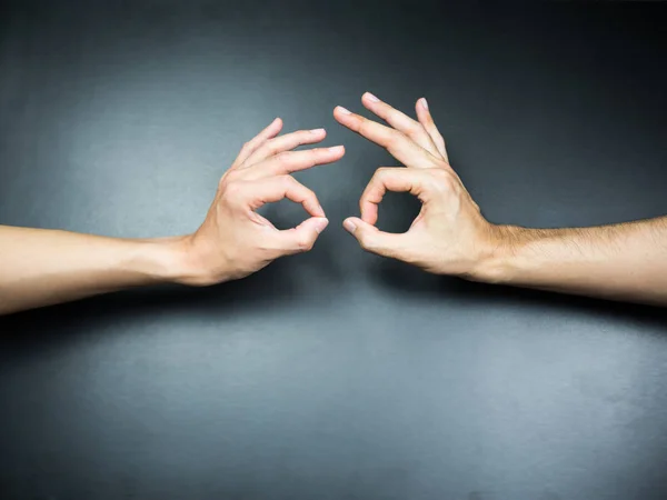 Twee Handen Gebaren Aan Elkaar Zwarte Achtergrond — Stockfoto