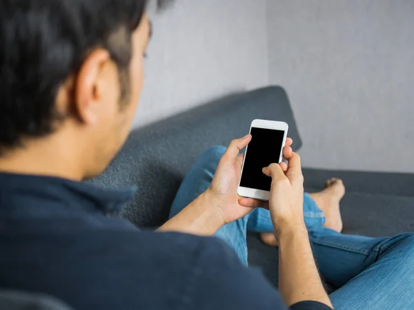 Los Hombres Que Utilizan Teléfono Inteligente Sofá —  Fotos de Stock