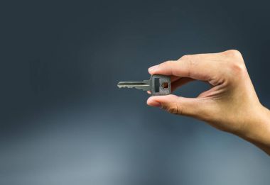 Jest kilidini açmak için tutan el üstünde anahtar