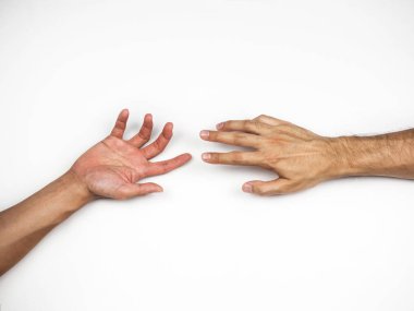 Ellerini birbirine beyaz arka plan üzerinde ulaşan