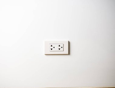 Beyaz soket takılı değil beyaz duvara 220 volt