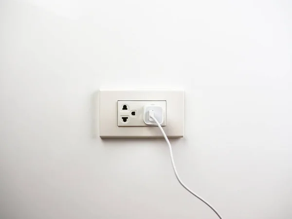 Telefon şarj soketi duvara takılı