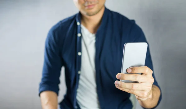 Hombre Usando Teléfono Sobre Fondo Gris —  Fotos de Stock