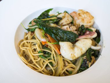 Spagetti Kee Mao, fesleğen ve soğuk spagetti ile kurutulmuş