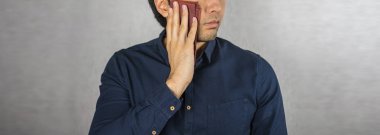 Ter, mendil adam yüzünde yerleştirilmiş silin