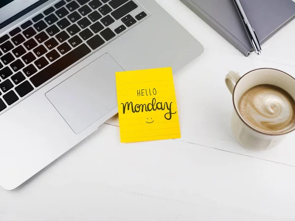 Hallo Maandag Tekst Met Smiley Gezicht Notitie Bureau — Stockfoto