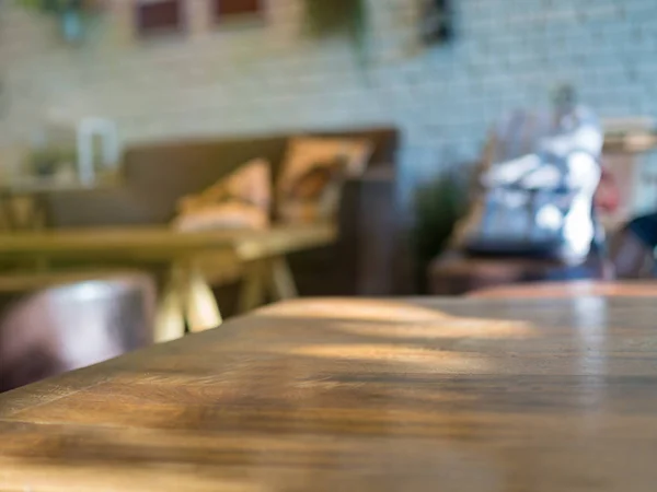 背景がぼやけてカフェ空のテーブル — ストック写真
