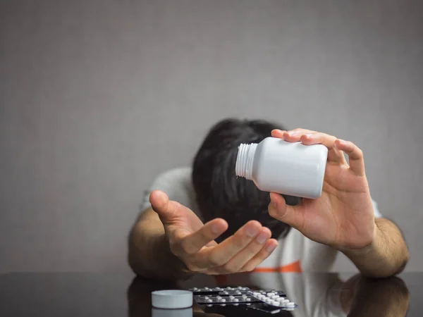 Verter Las Drogas Botella Por Hombre — Foto de Stock