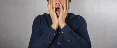 Adam şok ifade, yüz jest kapsayan eller yapma