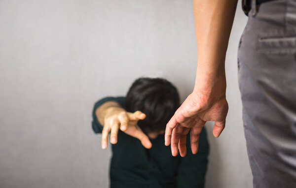 Человек просит помощи, протягивая руку помощи
