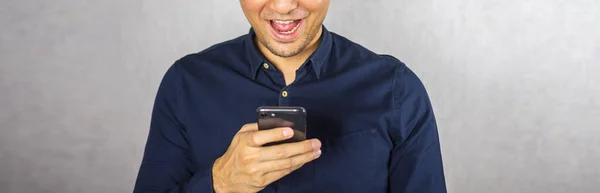 Hombre Usando Teléfono Sonrisa Sobre Fondo Gris —  Fotos de Stock