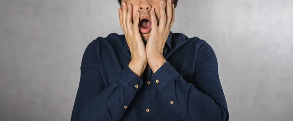 Hombre Haciendo Expresión Choque Manos Cubriendo Gesto Cara — Foto de Stock