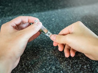 Tırnakları kesmek için tırnak makası kullanılıyor