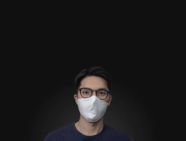 Asiatisk Mand Iført Hvid Ansigtsmaske Mørk Baggrund Med Virussymboler - Stock-foto