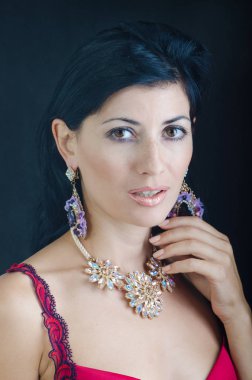 Güzel bir kolye kadında