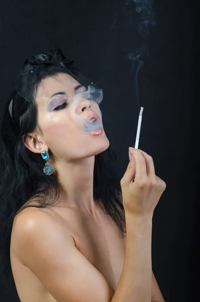 GIRL MED EN CIGARETTE — Stockfoto