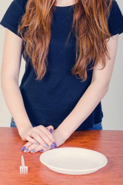 bir tabak ve çatal önce eller oluşturmak