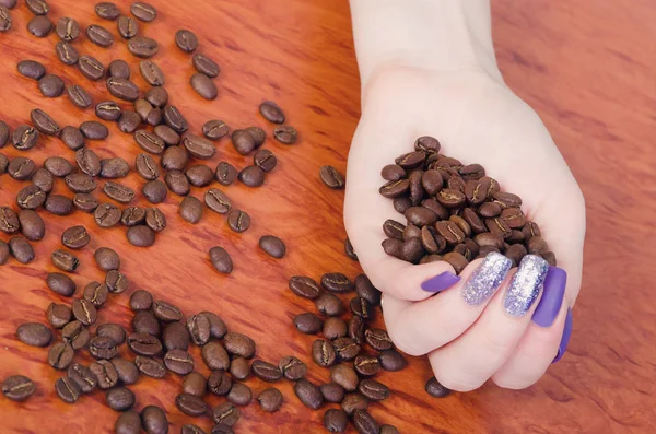 Granos de café están en manos de mujeres — Foto de Stock