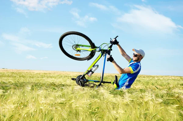 Homens em uma bicicleta — Fotografia de Stock