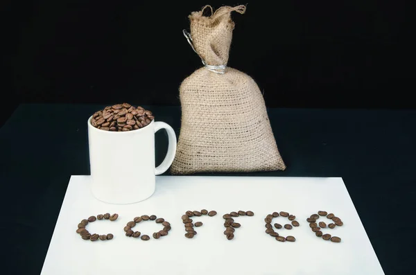 Taza de café con un saco en una mesa — Foto de Stock