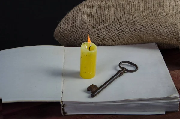 Палаюча свічка і старий ключ Стокове Зображення