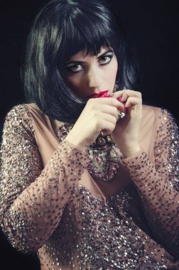 bir çelenk bir boyun ile kız