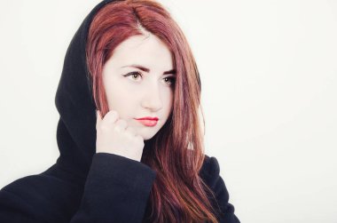 bir siyah palto bir kızdır