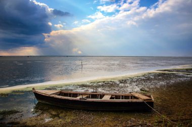 Kumsaldaki eski tekne.