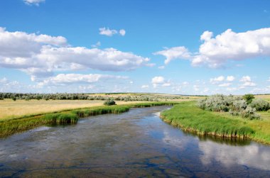 nehir gökyüzüne karşı