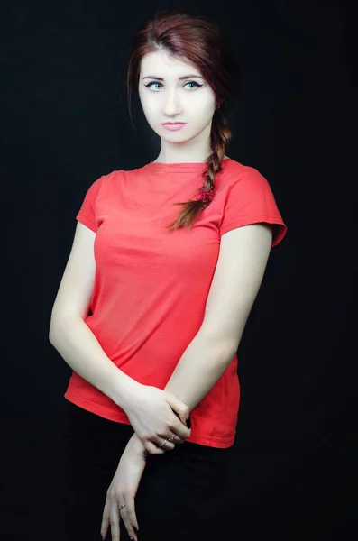 Девушка в красной рубашке — стоковое фото