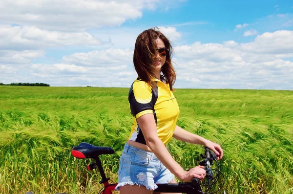 Ein Mädchen auf einem Fahrrad — Stockfoto