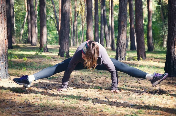 Дівчина робить йогу в лісі — стокове фото