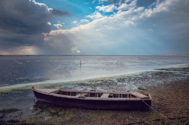 Kumsaldaki eski tekne.