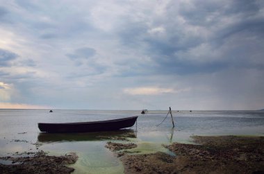 Kumsaldaki eski tekne.