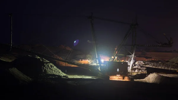 Máquinas grandes que trabajan en una cantera para la minería de manganeso — Foto de Stock