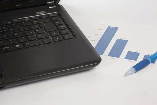 Defter abierta con lapicera y grfico impreso