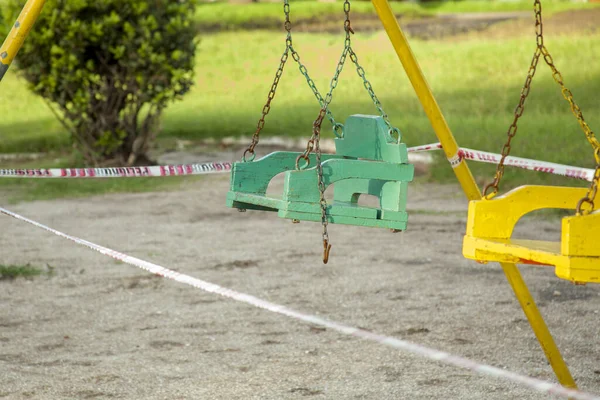 Columpio clausurado por covid-19