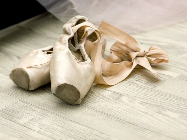 Sapatos de ballet no chão na aula de ballet — Fotografia de Stock