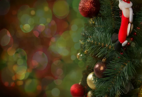 yeşil bir arka plan, izole bir şekilde dekore edilmiş Noel ağacına