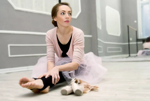 Молодая красивая изящная балерина отдыхает в балетном классе — стоковое фото