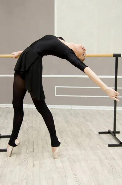 Pretty young graceful ballet dancer warms up in ballet class — Stock Photo, Image