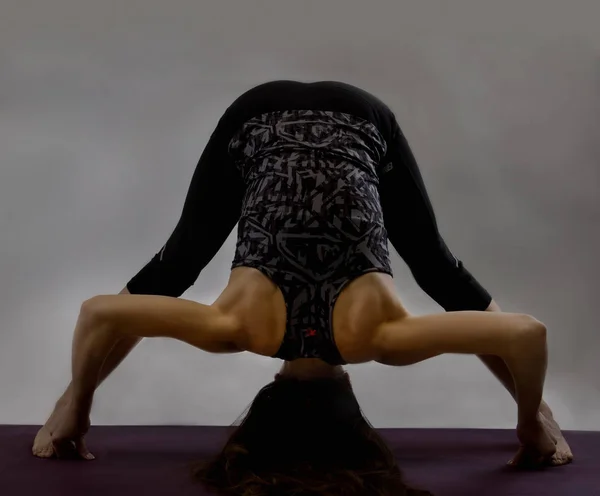Sportovní mladá žena cvičení jógy představují izolované na bílém zpět — Stock fotografie
